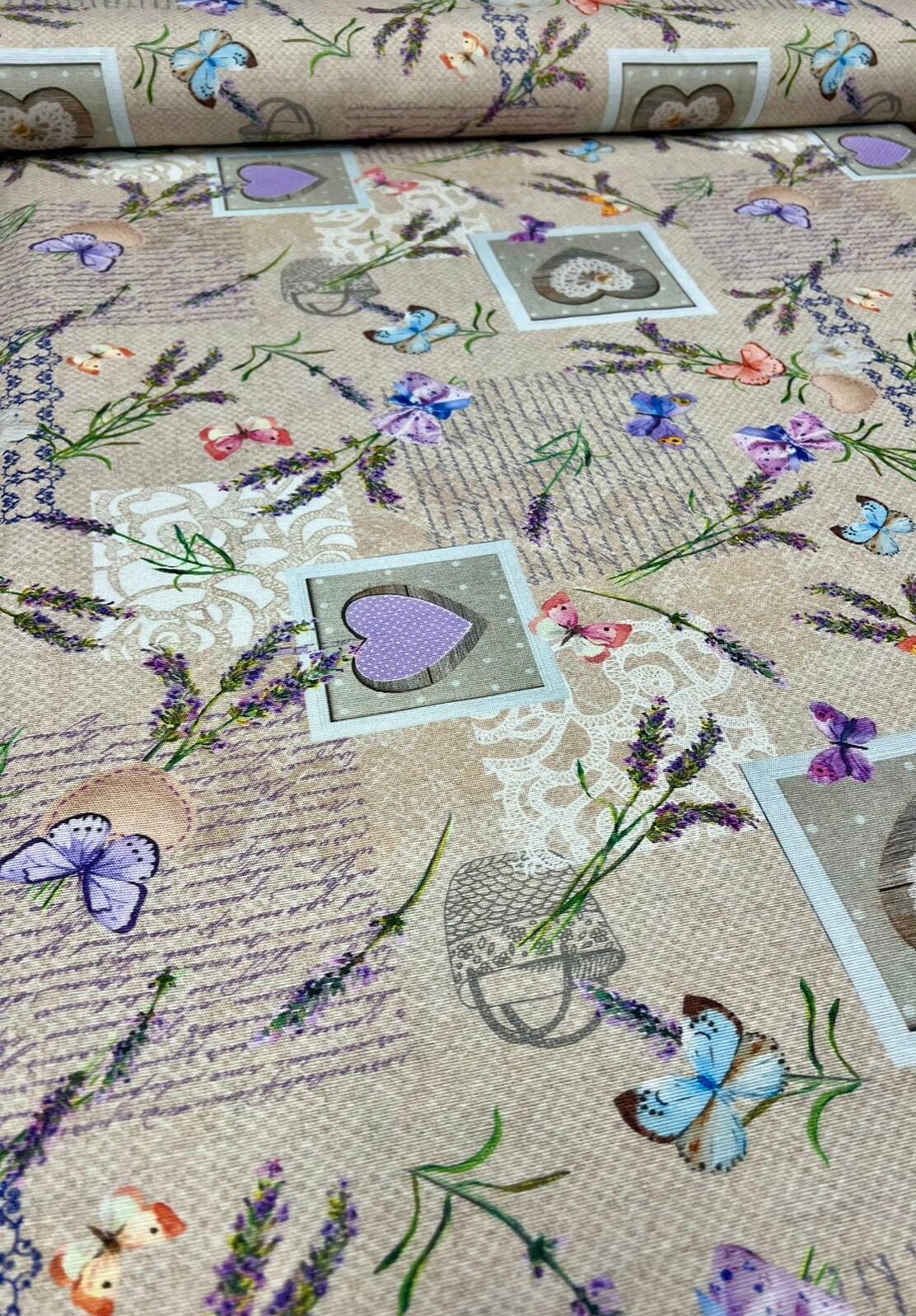 Material pentru fața de masă cu lavandă, inimă mov, fluturi