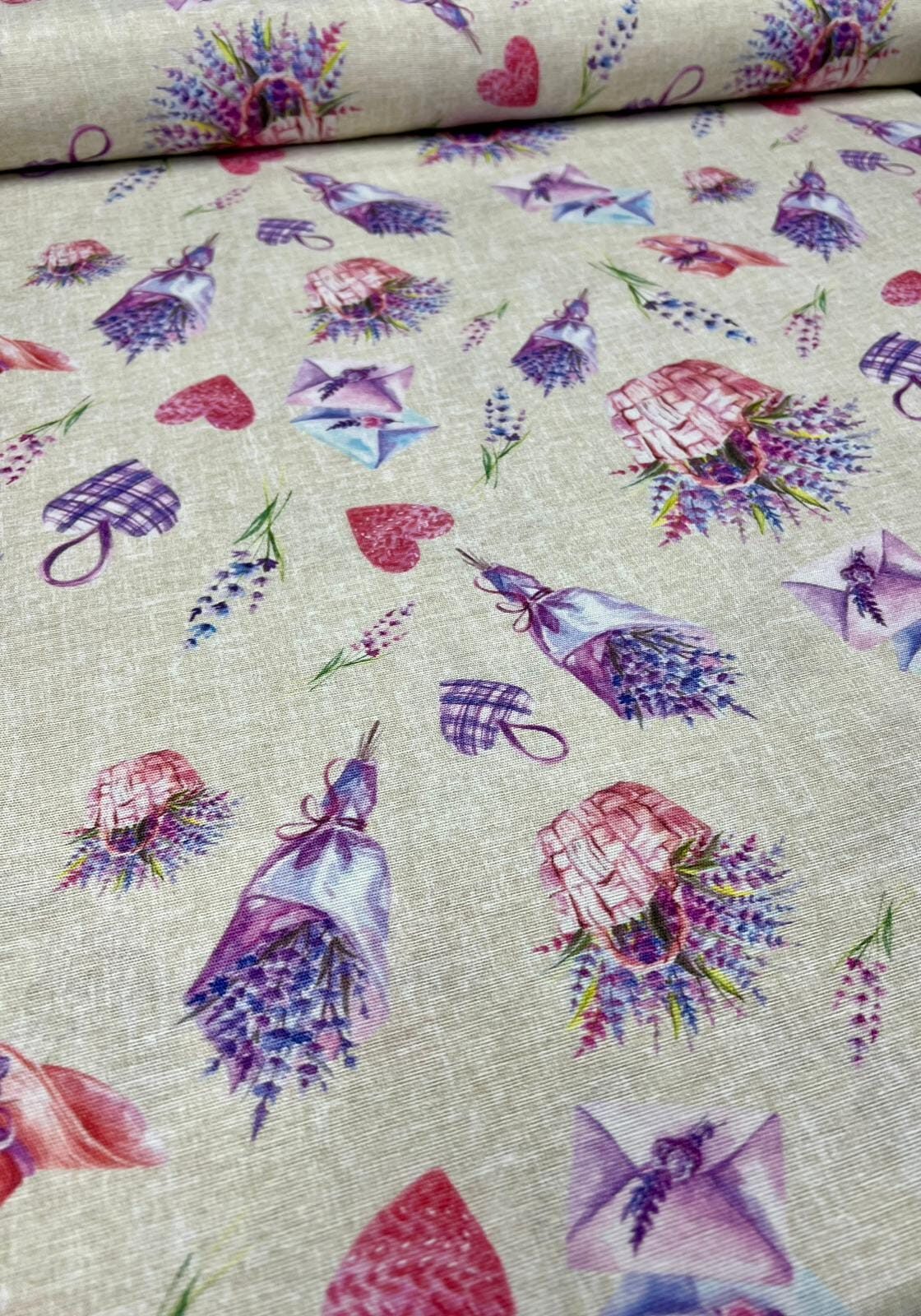 Material pentru fața de masă lavandă, inimă roz