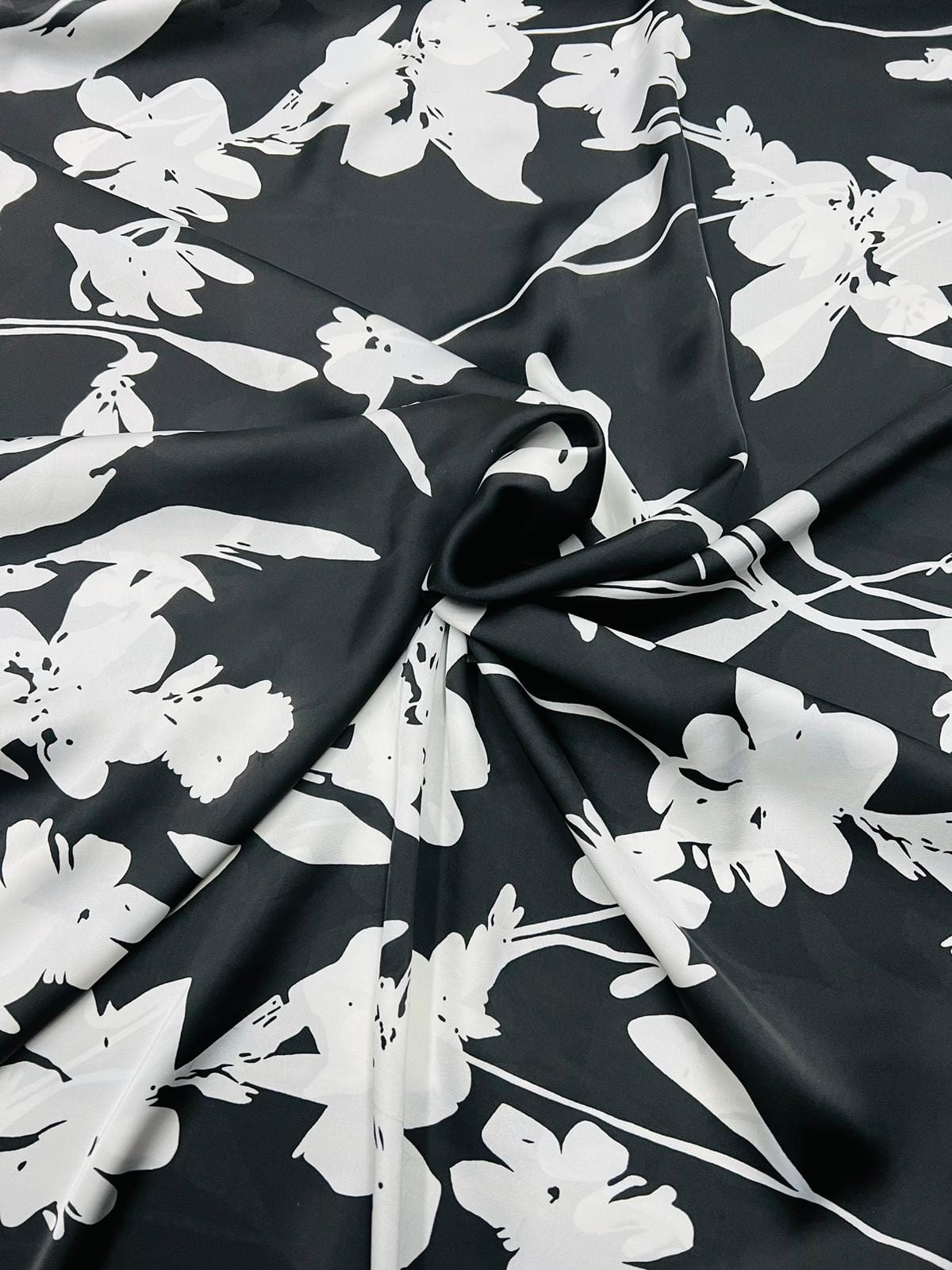 Mătase imprimată neagră cu flori mari