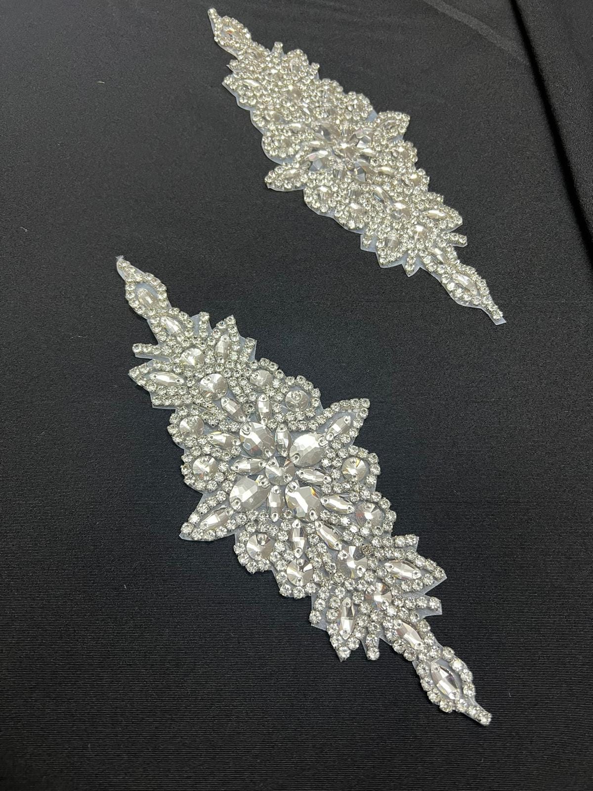 Aplicație alungită cu pietre și ștrasuri