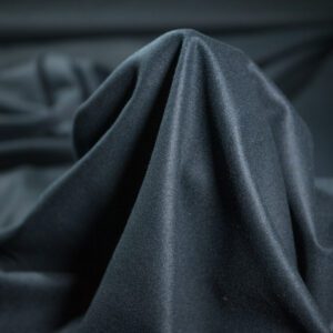 Stofă din lână, Neagră