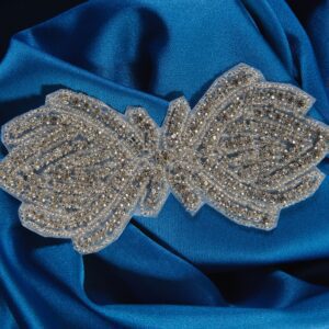 Aplicație termoadezivă cu pietre și ștrasuri argintii, fundiță