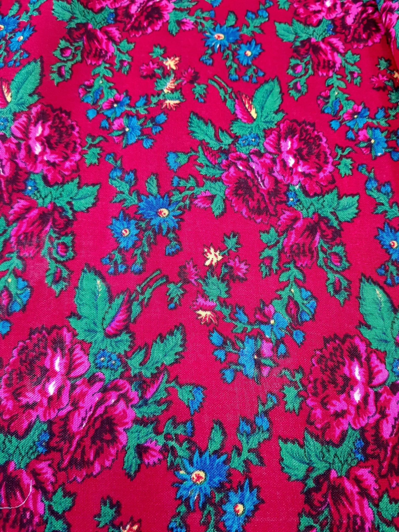 Țesătură pentru port popular roșie cu floricele albastre - imagine 2