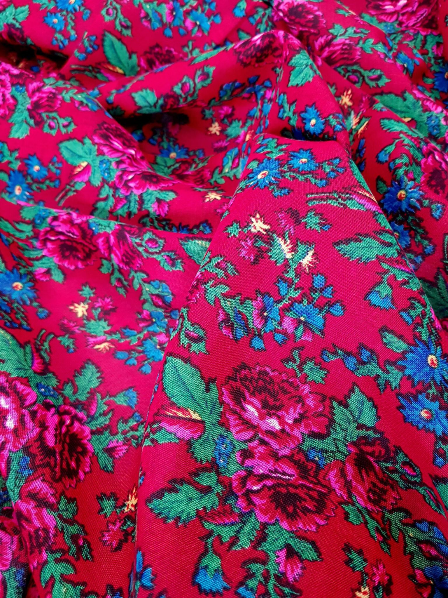 Țesătură pentru port popular roșie cu floricele albastre - imagine 3