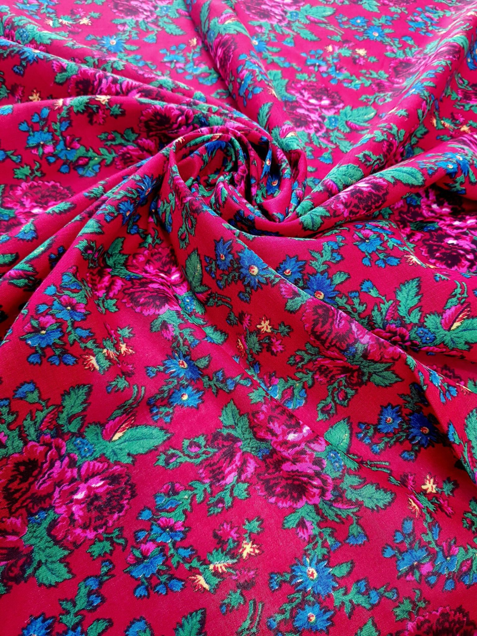 Țesătură pentru port popular roșie cu floricele albastre