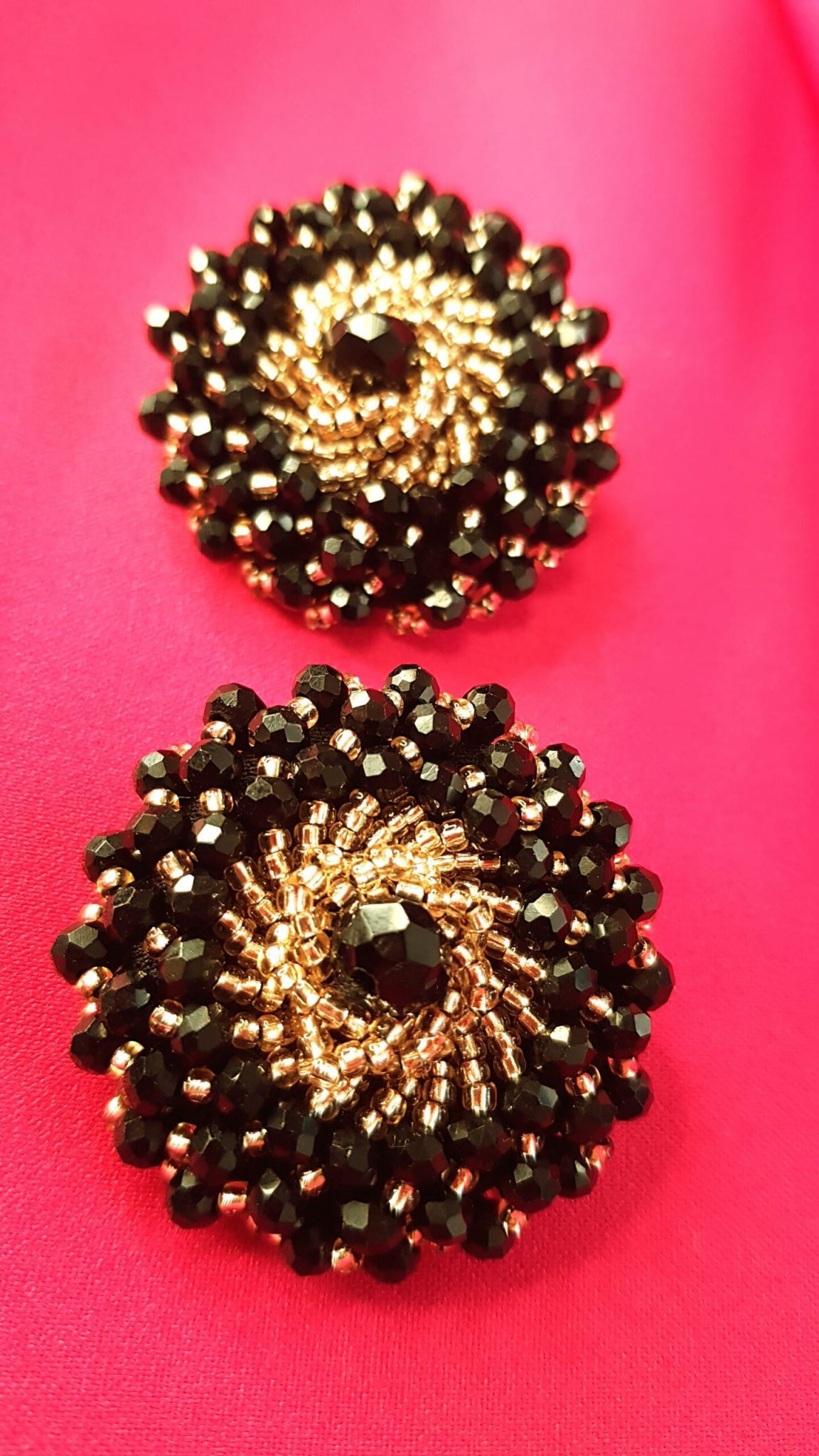 Nasturi mari, tip bijuterie, negru, auriu, 4.5 cm