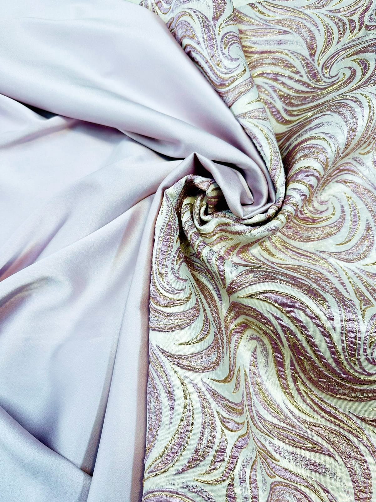 Brocard Mov cu auriu