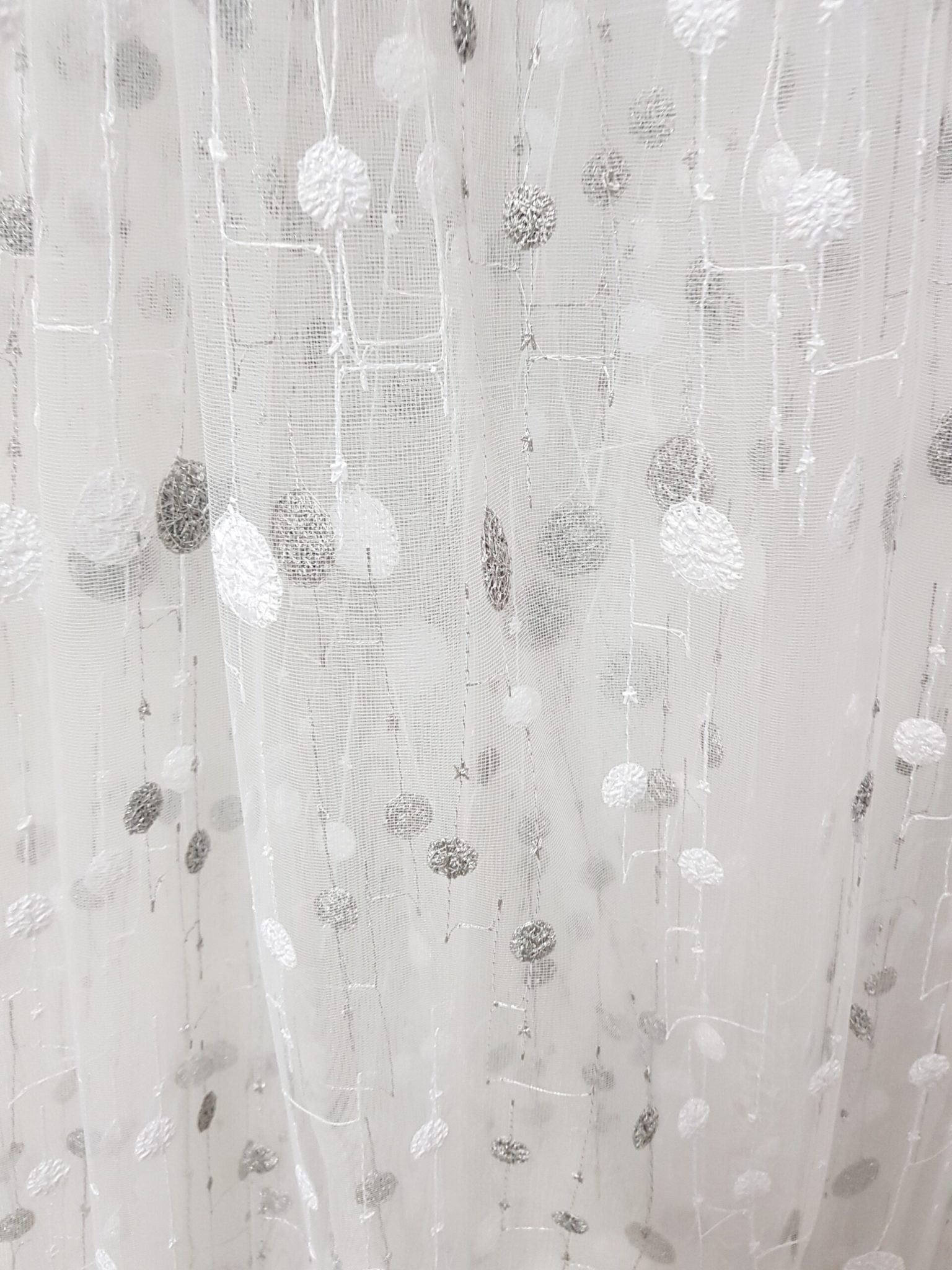 Perdea brodată cu buline gri