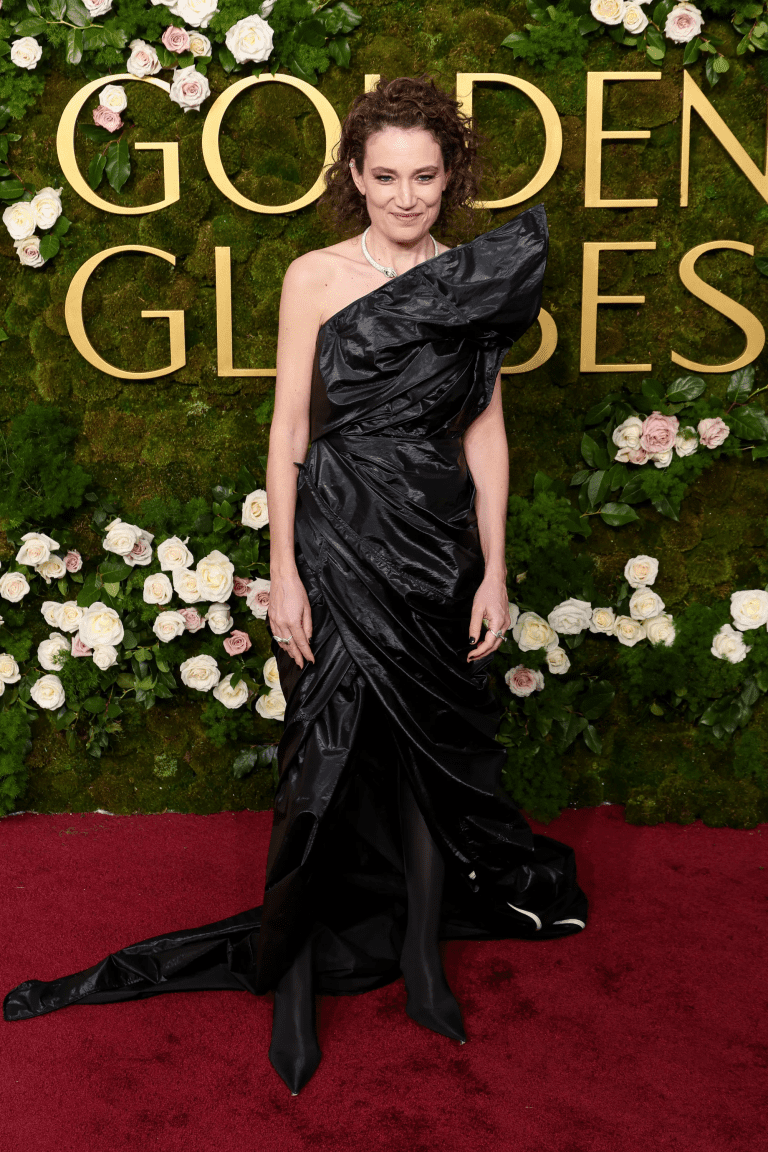 Coralie Fargeat pe Covorul Roșu pentru ediția anuală nr. 82 Golden Globes 2025