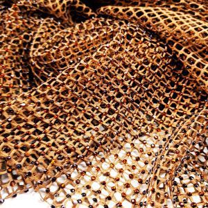 Plasă elastică maro cu pietricele