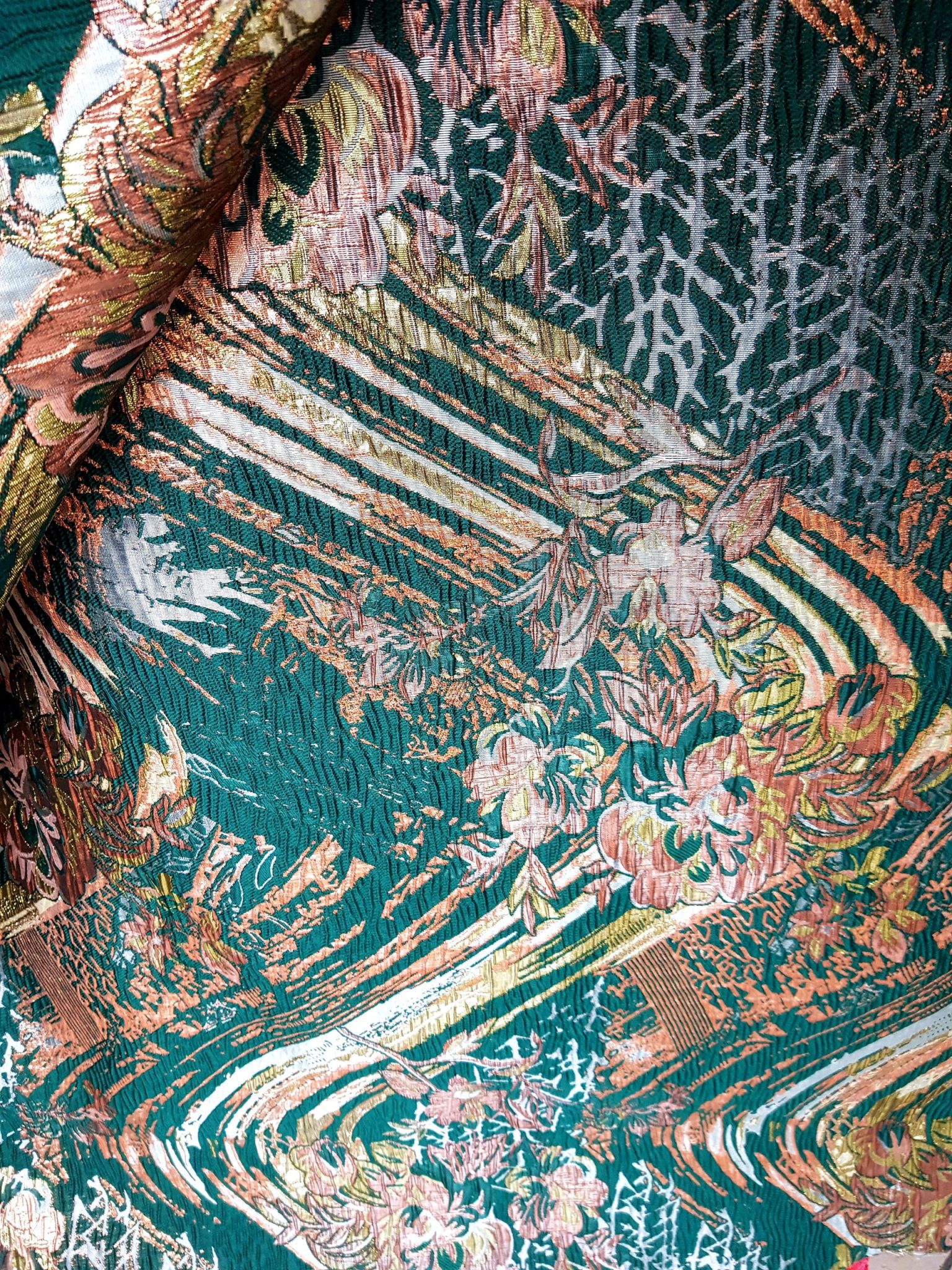 Brocard verde cu inserții aurii