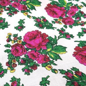 Țesătură pentru port popular albă cu bujori roz